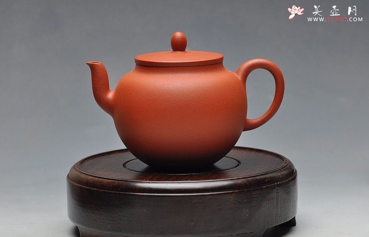 紫砂壶图片：线条流畅 挺拔优雅 全手红泥迎春 静如处子 - 美壶网