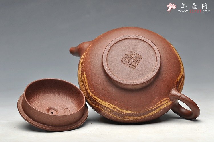 紫砂壶图片：俊秀神怡 通透绞泥加铺砂 全手笑云 - 美壶网