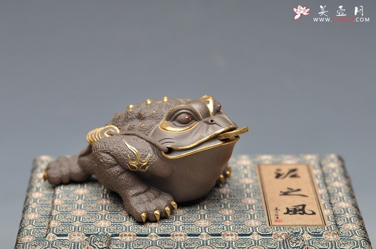 紫砂壶图片：紫砂摆件 范志锋茶宠【红眼镜12公分金钱多多金蟾】24K黄金包真品 - 美壶网
