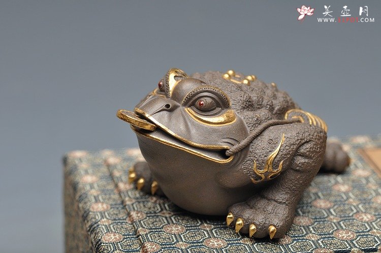 紫砂壶图片：紫砂摆件 范志锋茶宠【红眼镜12公分金钱多多金蟾】24K黄金包真品 - 美壶网