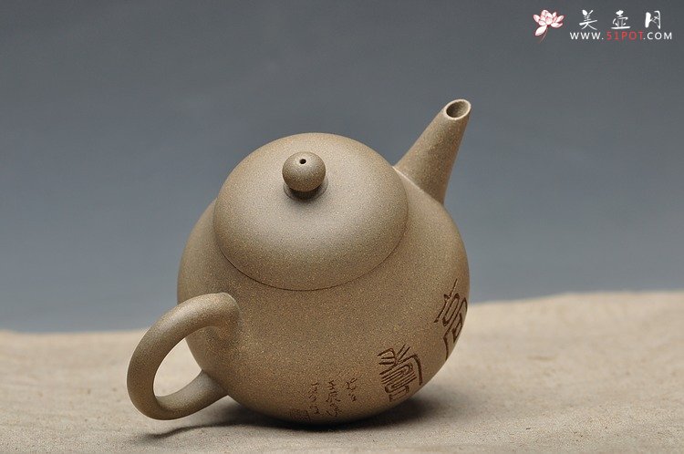 紫砂壶图片：全手老味高梨形 古拙之味 手中无梨式，难以言茗事 高寿与幽思 - 美壶网