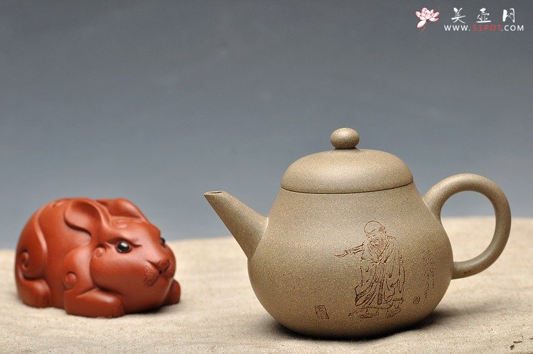 紫砂壶图片：全手老味高梨形 古拙之味 手中无梨式，难以言茗事 高寿与幽思 - 美壶网