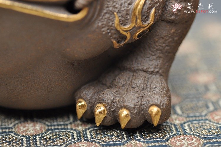 紫砂壶图片：紫砂摆件 范志锋茶宠【红眼镜12公分金钱多多金蟾】24K黄金包真品 - 美壶网