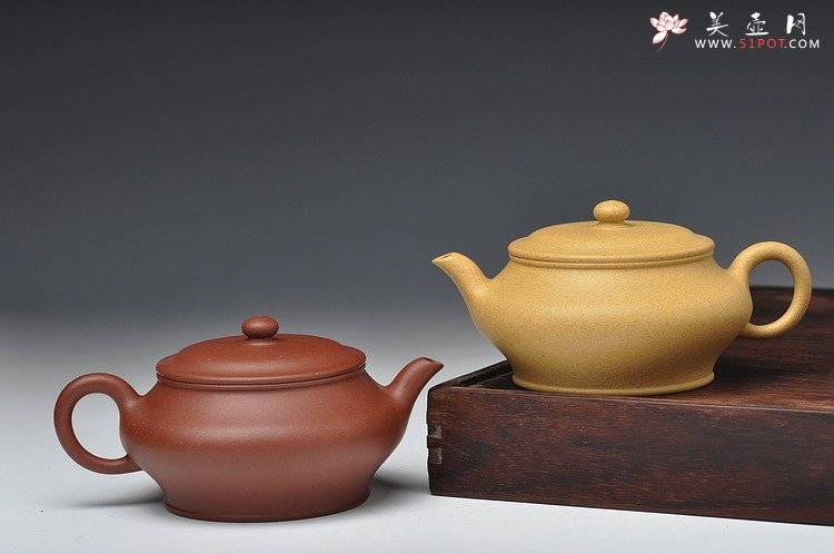 紫砂壶图片：线条挺括 全手高虚扁 本绿和底槽青一对 国助和石装饰 - 美壶网