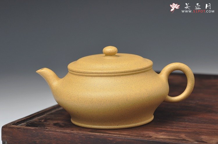 紫砂壶图片：线条挺括 全手高虚扁 本绿和底槽青一对 国助和石装饰 - 美壶网