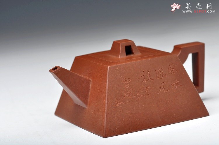 紫砂壶图片：气势凛然 剑流身如城 李昌鸿大师装饰 全手升方壶 - 美壶网