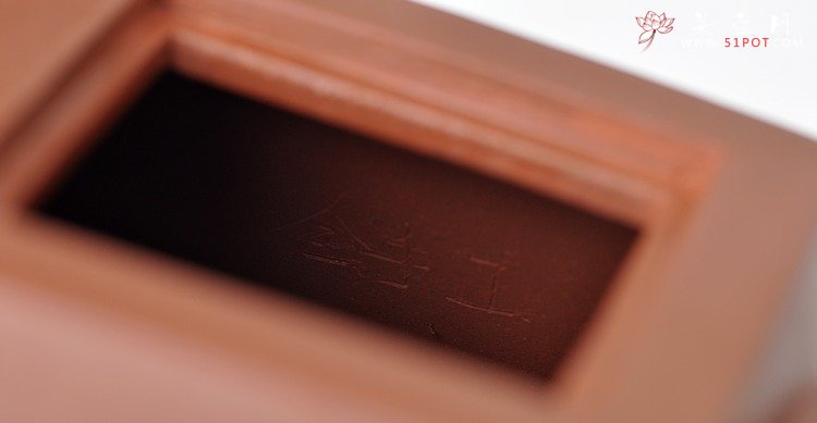 紫砂壶图片：气势凛然 剑流身如城 李昌鸿大师装饰 全手升方壶 - 美壶网