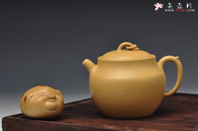 紫砂壶图片：造型新颖 敦厚可人 本山绿 全手禅钟 - 美壶网