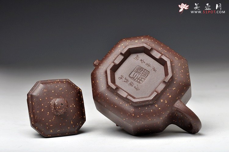 紫砂壶图片：方器经典之作 实力体现 迷人铺砂 全手八方侧角 - 美壶网