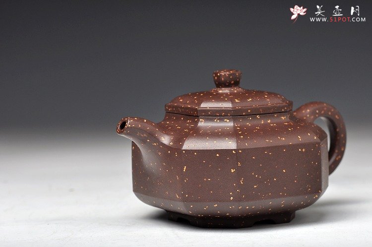 紫砂壶图片：方器经典之作 实力体现 迷人铺砂 全手八方侧角 - 美壶网