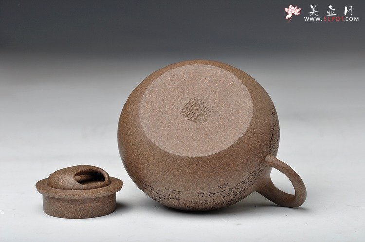 紫砂壶图片：国助和石装饰王翔风格 通景山水 玉成窑风格 全手归隐 - 美壶网