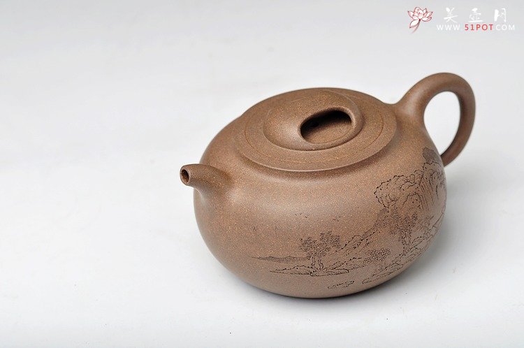 紫砂壶图片：国助和石装饰王翔风格 通景山水 玉成窑风格 全手归隐 - 美壶网