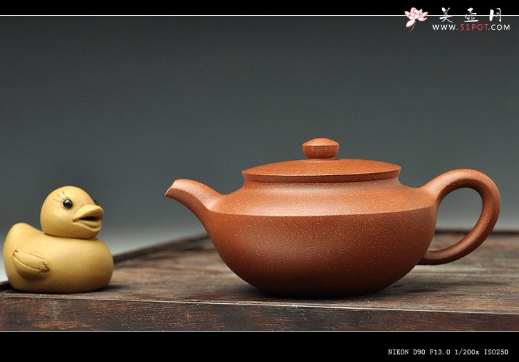 紫砂壶图片：曲峰经典作品 实用精工 降坡泥汉扁 线条流畅 - 美壶网