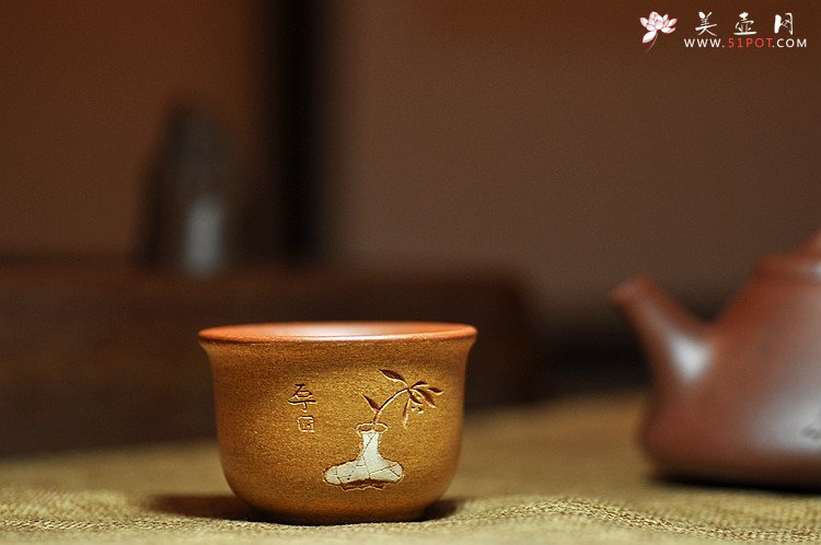 紫砂壶图片：石丁最新作品 清韵杯 装饰古味瓶兰 - 美壶网