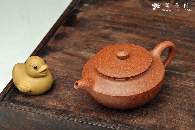 紫砂壶图片：曲峰经典作品 实用精工 降坡泥汉扁 线条流畅 - 美壶网