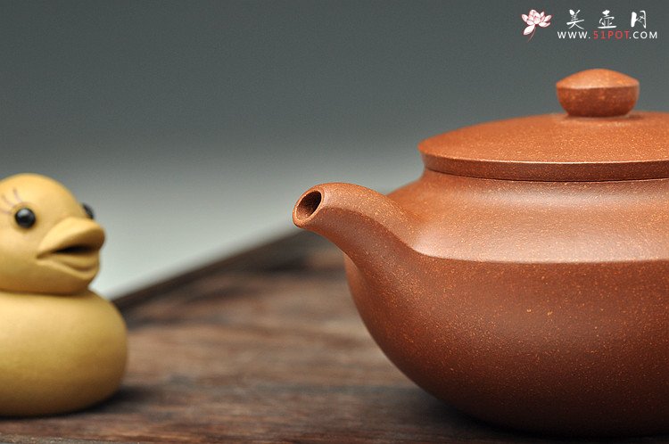 紫砂壶图片：曲峰经典作品 实用精工 降坡泥汉扁 线条流畅 - 美壶网