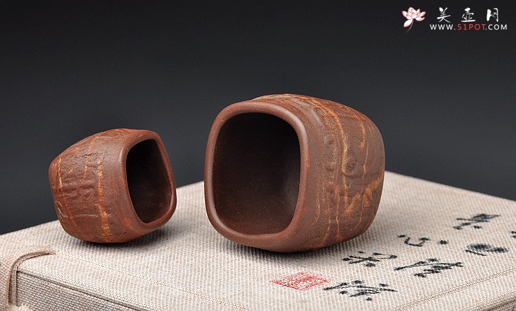 紫砂壶图片：美壶网专属定做 一家亲 古朴汉韵杯 全手工紫砂魅力 - 美壶网