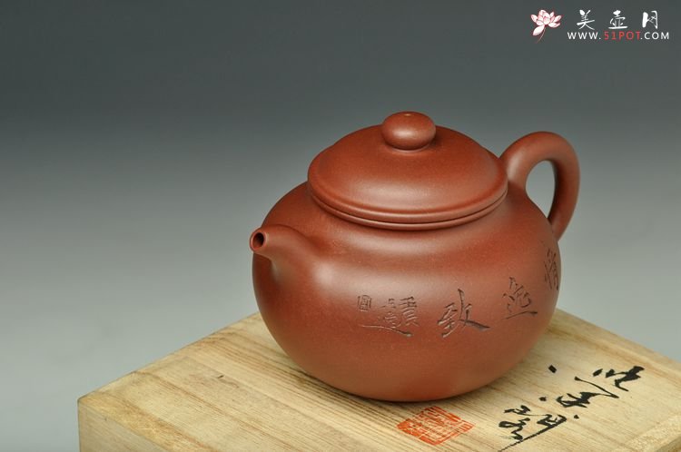 紫砂壶图片：器形端庄 体态丰盈 实用精品 文气莲子 古雅人物 - 美壶网