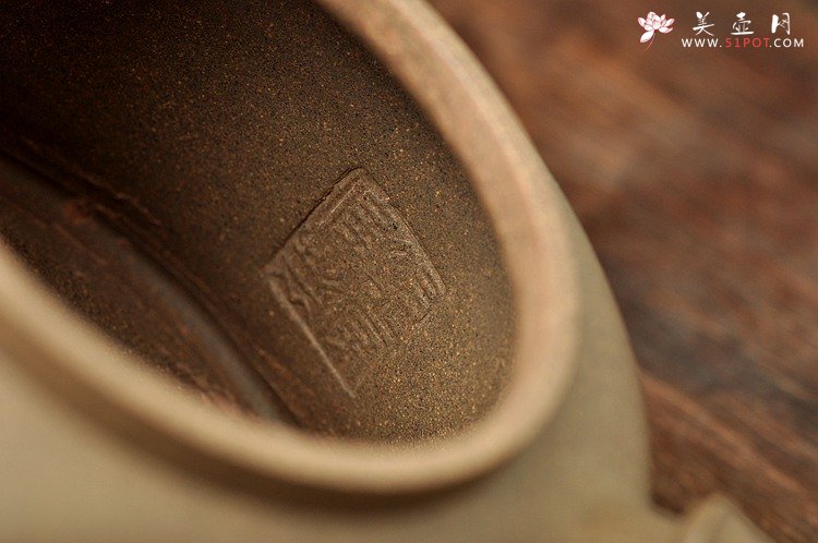 紫砂壶图片：古韵十足 典雅大方 国助工和石装饰 全手玉龙禅钟 - 美壶网