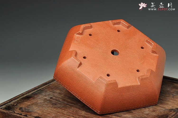 紫砂壶图片：张秋平全手六方花盆 回纹装饰 - 美壶网