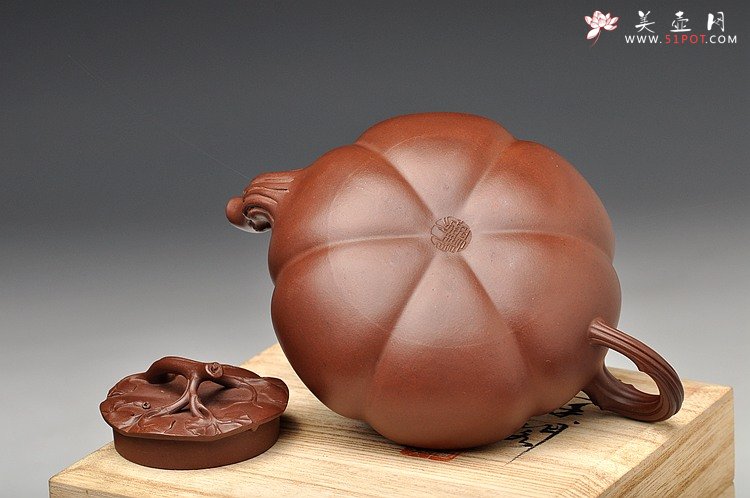 紫砂壶图片：顾正芳代表作 全手薄胎筋囊贴叶南瓜 获奖作品 线条流畅 细节精美 - 美壶网