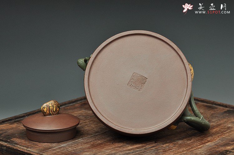 紫砂壶图片：崔巍健最新原创作品  荷塘月色 鱼戏莲叶东鱼戏莲叶西o(∩_∩)o  - 美壶网