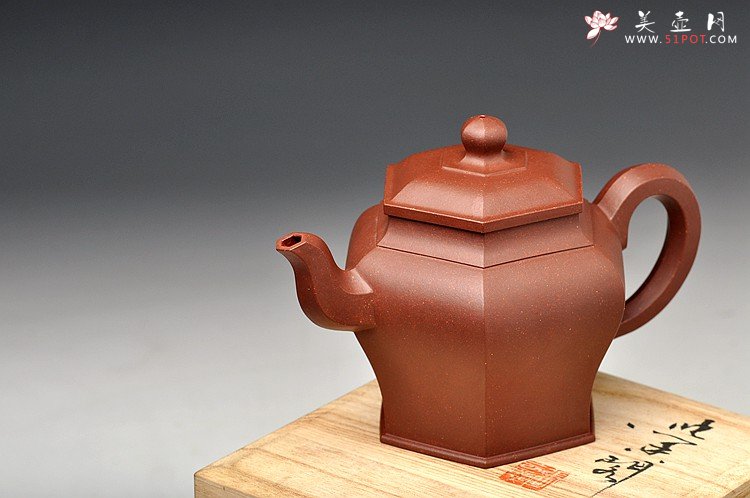 紫砂壶图片：厚重大气 线条优美 经典代表作 全手六方宫灯 - 美壶网