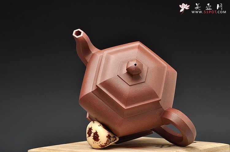 紫砂壶图片：厚重大气 线条优美 经典代表作 全手六方宫灯 - 美壶网