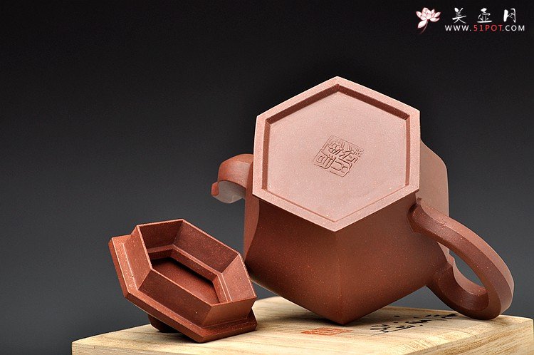 紫砂壶图片：厚重大气 线条优美 经典代表作 全手六方宫灯 - 美壶网