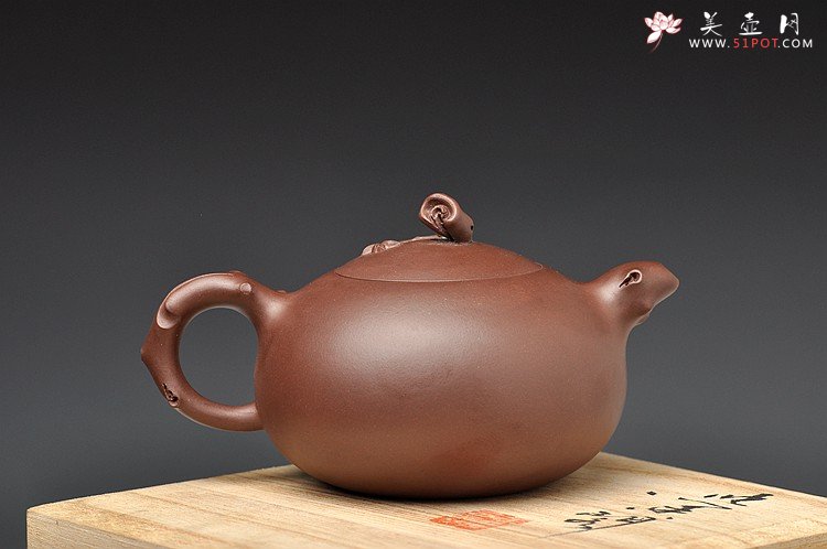 紫砂壶图片：实用花货 泥绘蝴蝶 玉兰相伴 蝶恋花 - 美壶网