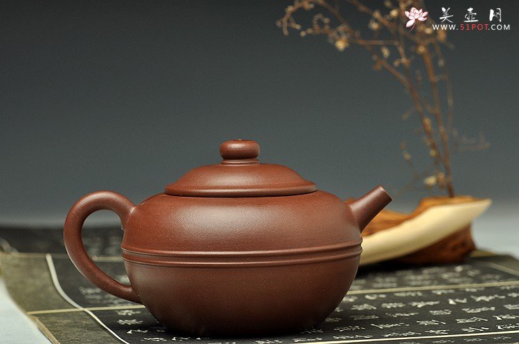 紫砂壶图片：陈腐老紫泥 全手小腰线 单片折肩 明清遗风 - 美壶网