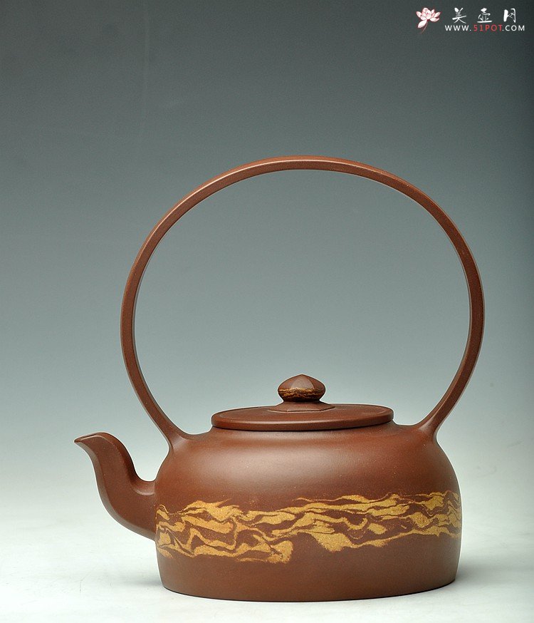 紫砂壶图片：闵祥君癸巳年扛鼎之作 全手超大品大彬提梁 通透绞泥之行云流水 动感十足 - 美壶网