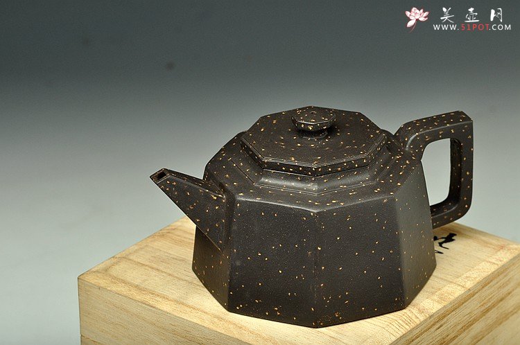 紫砂壶图片：史金妹晋级工艺师原款作品 全手工聚福八方 铺砂迷人 - 美壶网