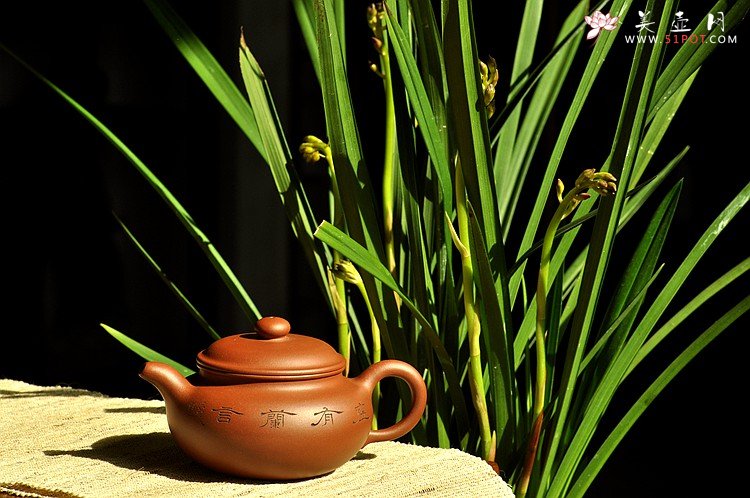 紫砂壶图片：婉约秀气 一捺底   仿古 座有兰言 - 美壶网