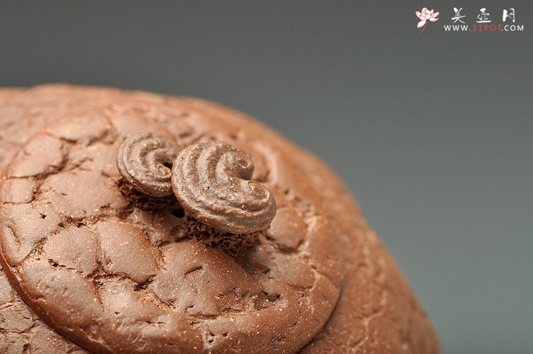 紫砂壶图片：谢多莲最新作品 全手薄胎龚春对壶 古朴 周正协调 - 美壶网