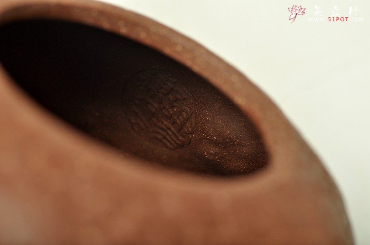 紫砂壶图片：谢多莲最新作品 全手薄胎龚春对壶 古朴 周正协调 - 美壶网