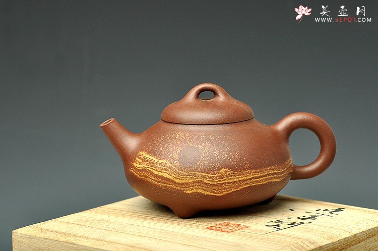 紫砂壶图片：双色通透绞泥 经典器形 全手石瓢 线条流畅 - 美壶网