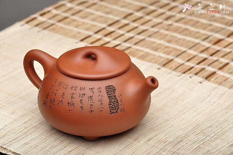 紫砂壶图片：啄砂装饰 古色古香 优质红皮龙 舍瓢 敦厚拙朴 - 美壶网