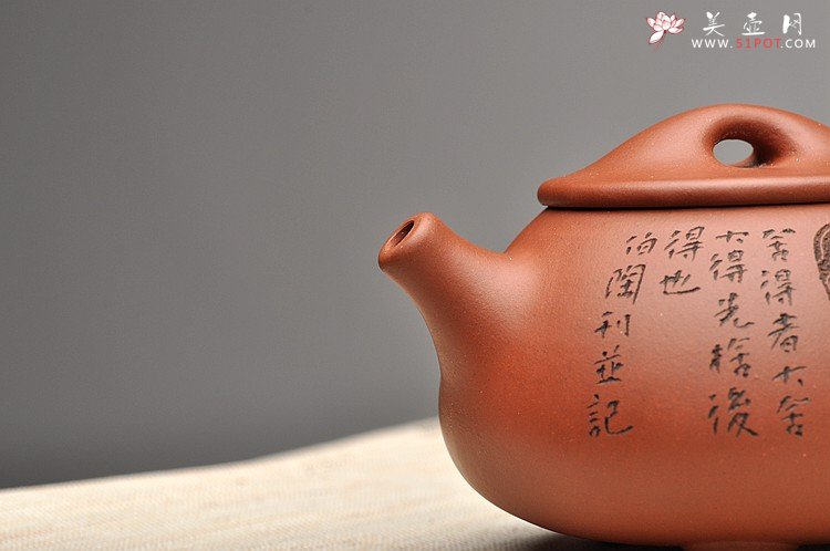 紫砂壶图片：啄砂装饰 古色古香 优质红皮龙 舍瓢 敦厚拙朴 - 美壶网