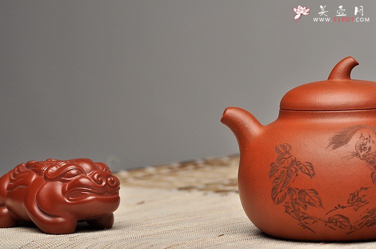 紫砂壶图片：进步之作 全手茄段 造型舒服 工笔装饰 细刻入丝  - 美壶网