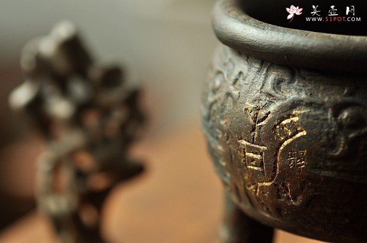 紫砂壶图片：全手玩砂之三足鼎 古朴典雅 - 美壶网