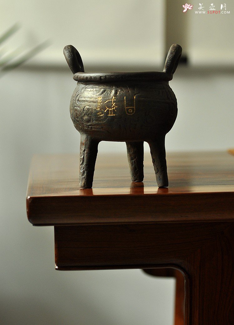 紫砂壶图片：全手玩砂之三足鼎 古朴典雅 - 美壶网