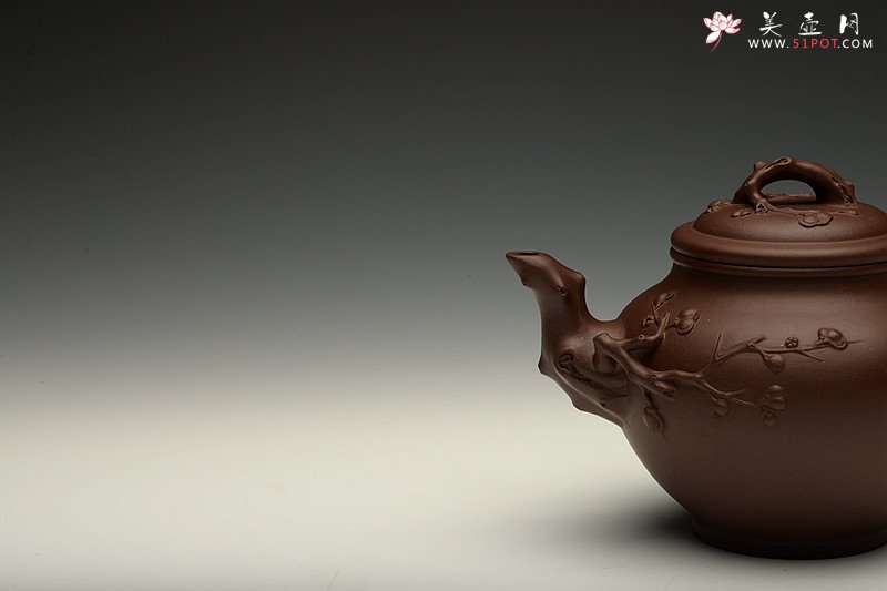 紫砂壶图片：经典传统 梅报春 气宇轩昂 贴叶精彩 - 美壶网
