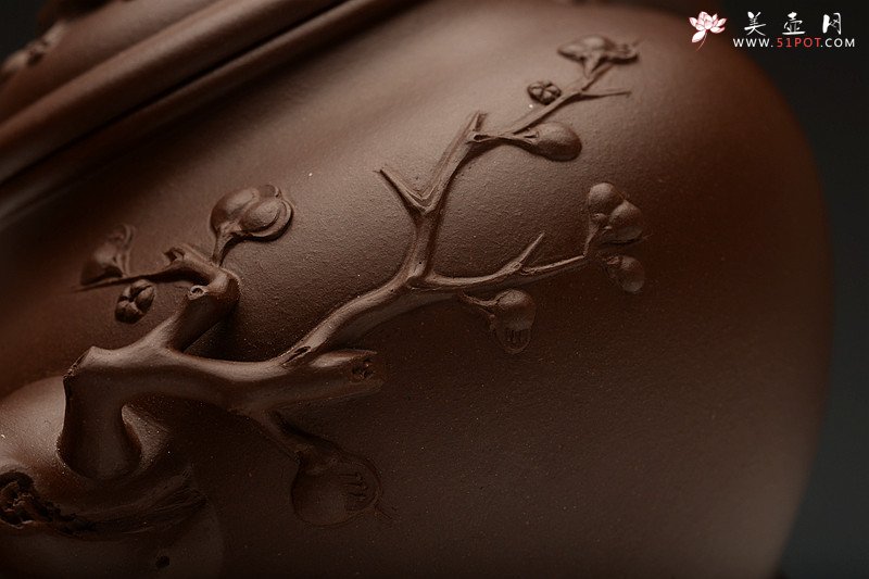 紫砂壶图片：经典传统 梅报春 气宇轩昂 贴叶精彩 - 美壶网