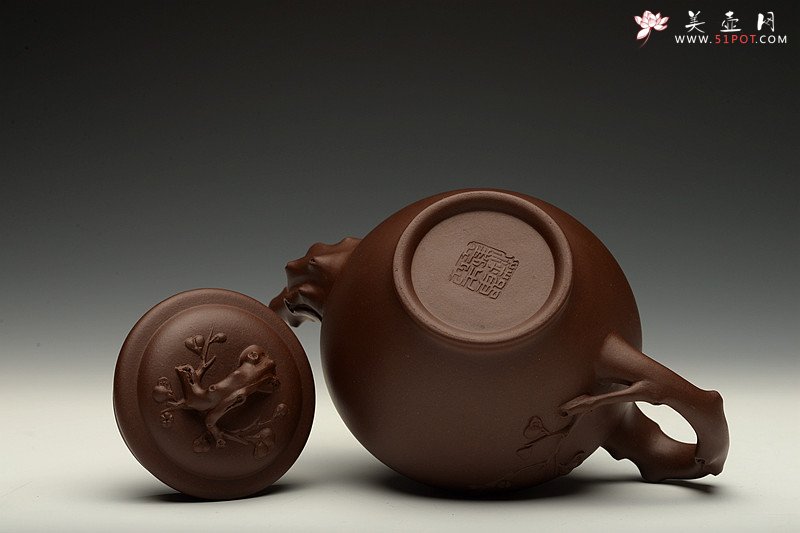 紫砂壶图片：经典传统 梅报春 气宇轩昂 贴叶精彩 - 美壶网