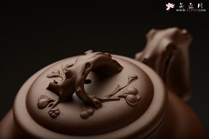 紫砂壶图片：经典传统 梅报春 气宇轩昂 贴叶精彩 - 美壶网