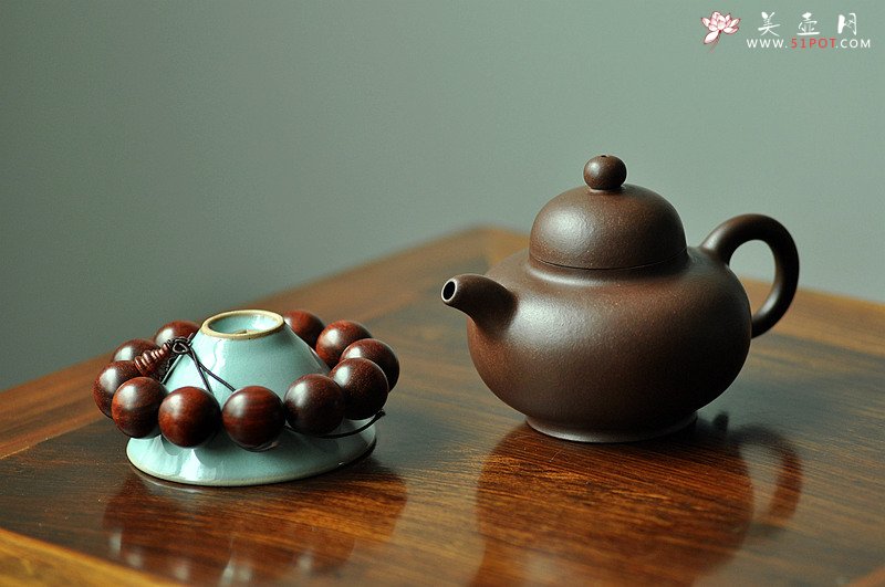 紫砂壶图片：传统实用 做工精致 极品陈腐老紫泥 全手高帽壶 - 美壶网