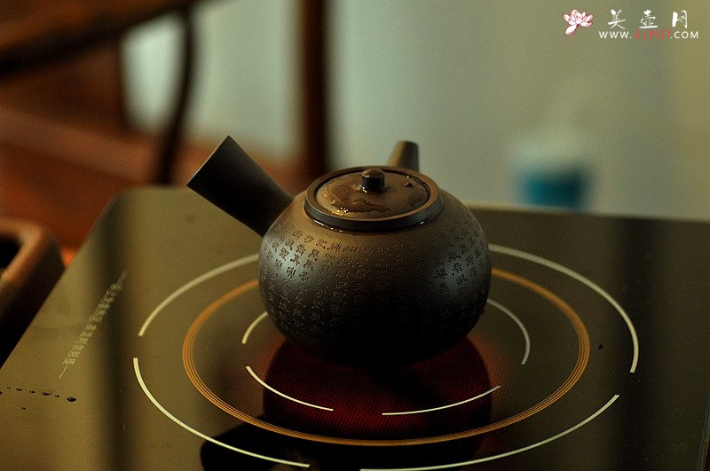 紫砂壶图片：泓渝山房 煮茶品茗 玩味侧把巨轮 茶人风情~ 电陶炉烧水 - 美壶网