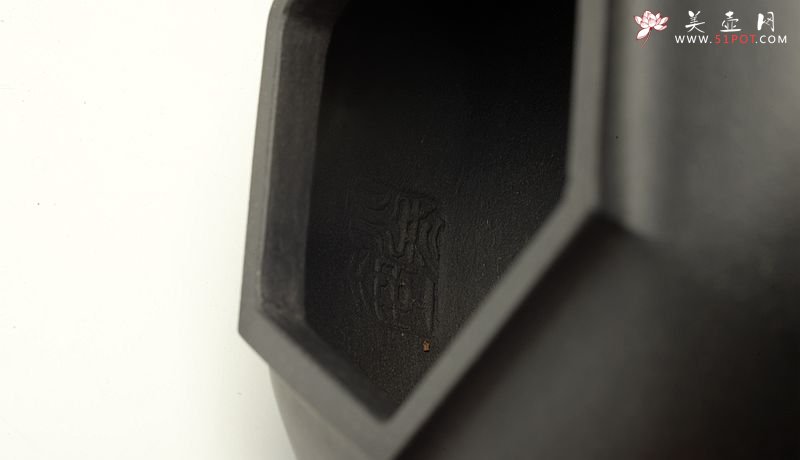 紫砂壶图片：潘小东新作 端庄秀丽 随方就圆 全手六方鼓腹 难度大~捂灰 - 美壶网