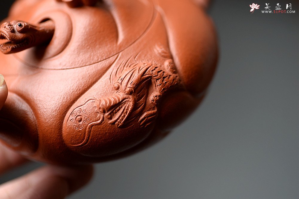 紫砂壶图片：器形端庄   朱泥鱼化龙 难度颇大 - 美壶网
